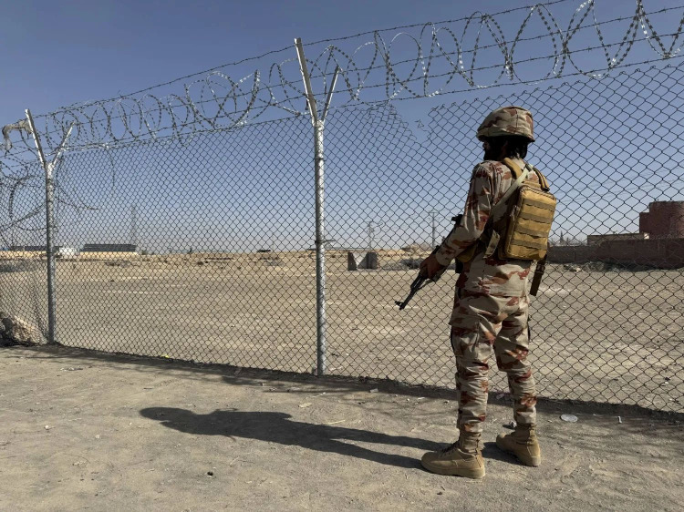 الحكومة الأفغانية: تعلن مقتل وأسر جنود باكستانيين في هجوم حدودي