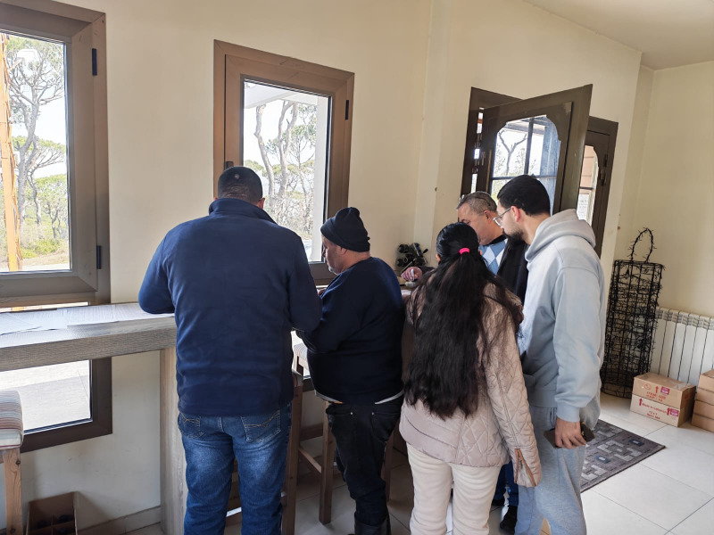 (بالفيديو) رغم القصف والظروف الصعبة مركز جزين الزراعي توزع الشتول على المزارعين