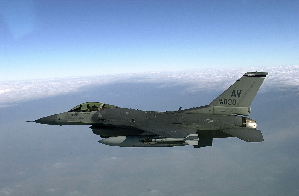 أكدت القيادة المركزية للقوات المسلحة الأمريكية أن مقاتلة F-16 الأمريكية قامت بهبوط قاسٍ في قاعدة جوية في المملكة العربية السعودية.