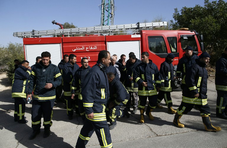 عناصر من الدفاع المدني اللبناني في مركز رميش اسعفوا الجريح المقـ.. وم الذي وصل الى عين إبل من بنت جبيل، قبل ان يتواصلوا مع الصليب الأحمر اللبناني في مركز رميش لنقله الى المنطقة المحررة