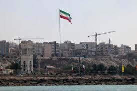 إعلام إيراني: الدفاعات الجوية في جزيرة قشم أسقطت أجساماً معادية
