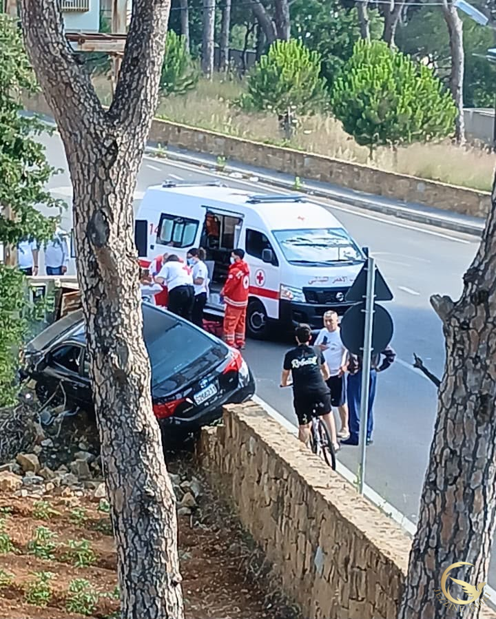 افادت مراسلة جزين تحكي تيا عون عن انحراف سيارة عن الطريق في ضهور الرملة وعمل فريق الصليب الأحمر على نقل السائقة إلى المستشفى