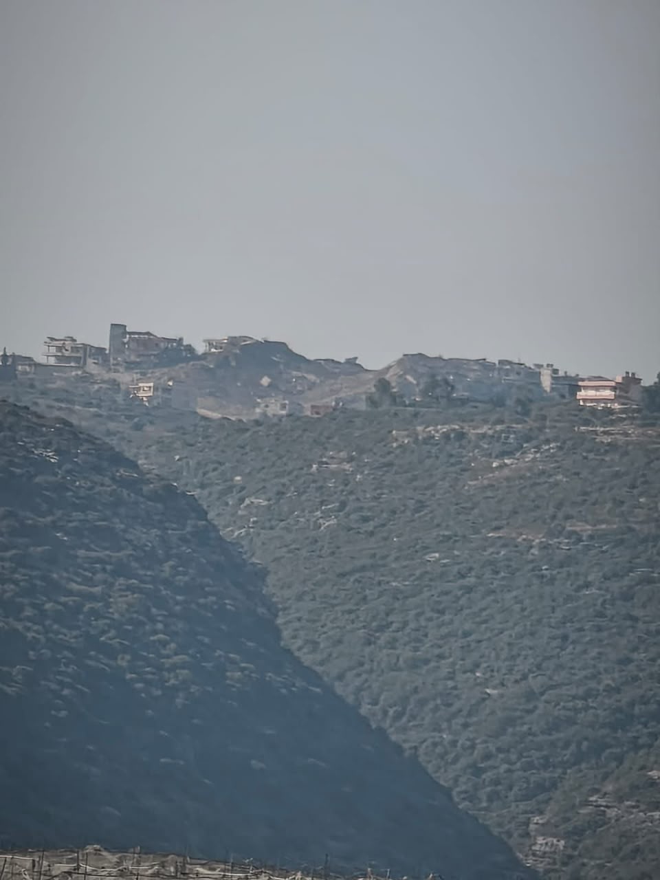 انقسمت مجدلزون الى قسمين نتيجة الإنفجار الذي نفذه الجيش الاسرائيلي ليلاً