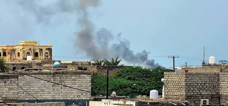 وسائل إعلام يمنية حكومية: الحوثيون يستهدفون ميناء المخا بمحافظة تعز بأربعة صواريخ باليستية