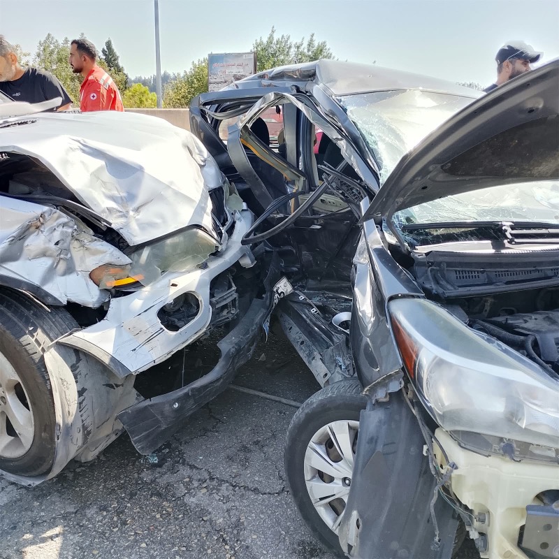 حادث سير على أوتستراد صيدا صور محلة أنصارية نتج عنه إصابات و عملت فرق الإسعاف على نقلهم إلى المستشفيات القريبة
