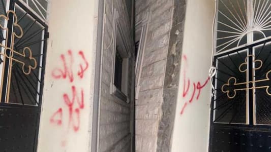 كتبوا "لا اله الا الله" و "سوريا" على كنيسة كفرحبو- الضنية