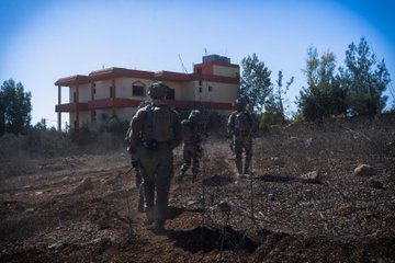 (بالصور والفيديو) الجيش الاسرائيلي: عثرنا على مواقع إطلاق وفتحات أنفاق ومبان عسكرية في جنوب لبنان