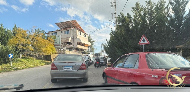 زحمة سير اثر قطع اهالي كفرحتى طريق القرية جنسنايا بعد حرمانهم من الكهرباء