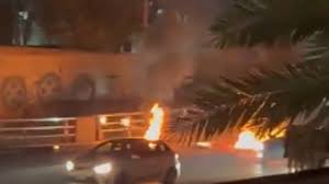 قطع الطريق عند جسر سليم سلام بالاطارات المشتعلة