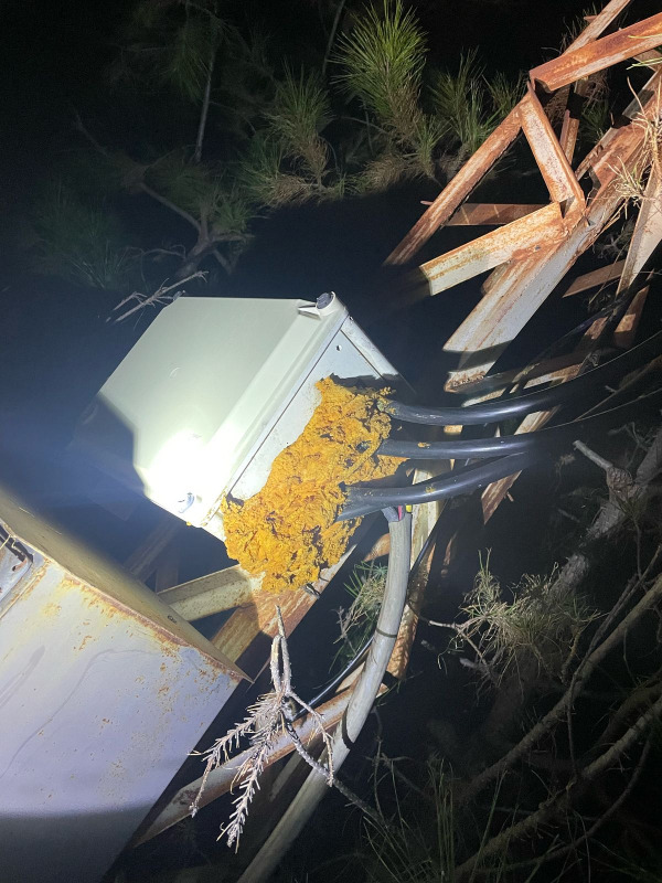 (بالصور) الأهالي يحملون كهرباء مزبود مسؤولية انقطاع الكهرباء عن الخط 2 بسبب الـoverload بسبب إضافتها خطوط "بالسرقة"
