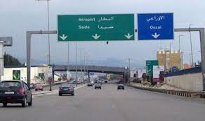 تسلق حافلة ركاب على القاطع الأسمنتي على أوتوستراد المطار