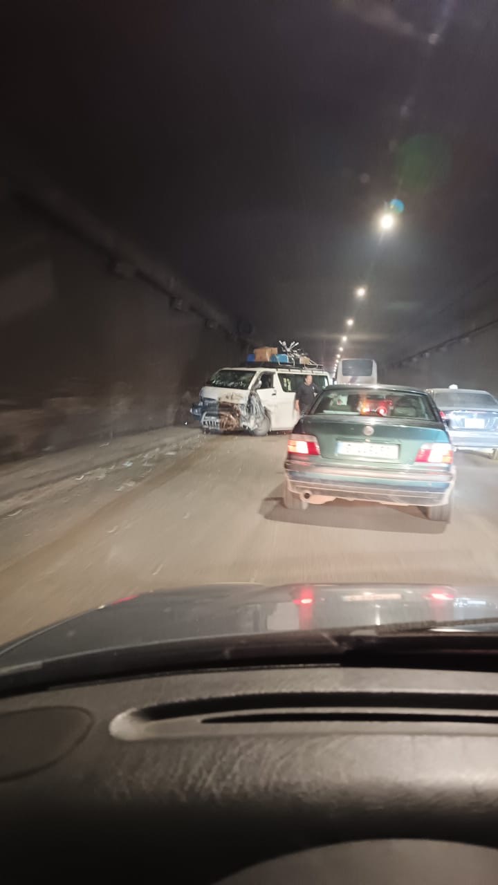 زحمة سير خانقة على اوتوستراد صيدا بيروت بسبب حادث سير داخل انفاق المطار