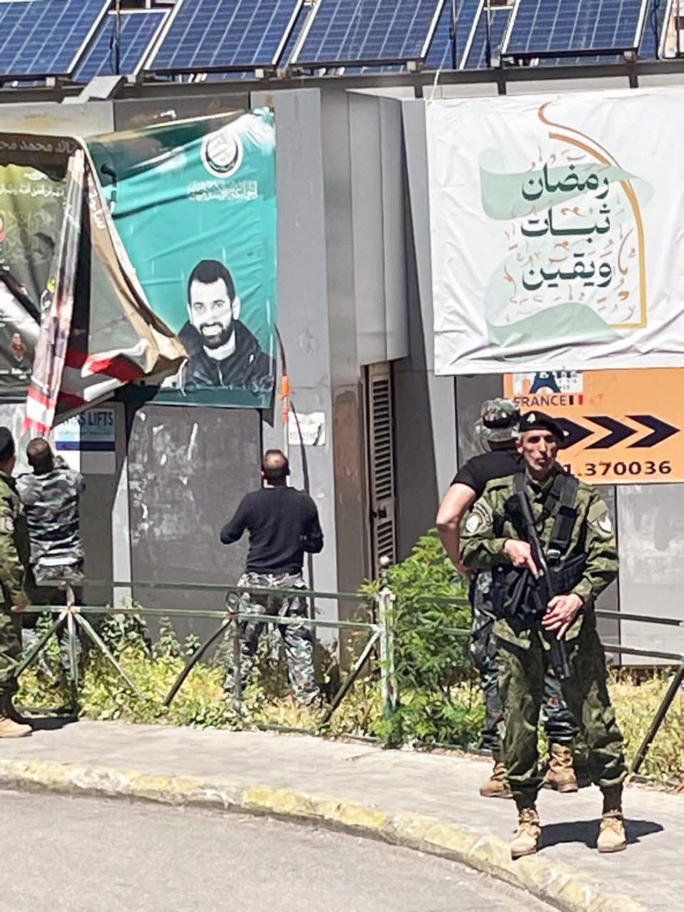 فوج إطفاء وحرس بيروت بدؤوا بإزالة الصور واللافتات في شوارع بيروت