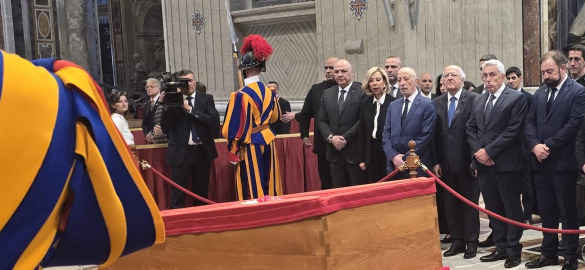 رئيس الجمهورية واللبنانية الأولى ألقيا النظرة الأخيرة على جثمان البابا فرنسيس المسجّى في كاتدرائية القديس بطرس