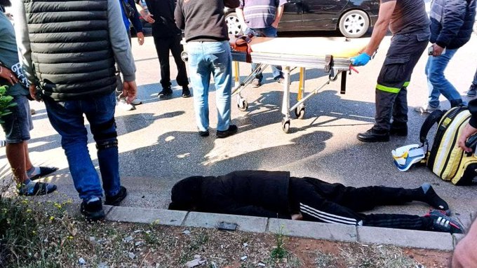ظنوا أنه حادث سير ليتبين أن سائق الدراجة تلقى 3 طلقات نارية