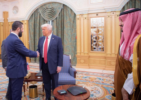 ‏رويترز عن البيت الأبيض: ترامب يدعو الشرع إلى الإنضمام لإتفاقيات أبراهام مع إسرائيل