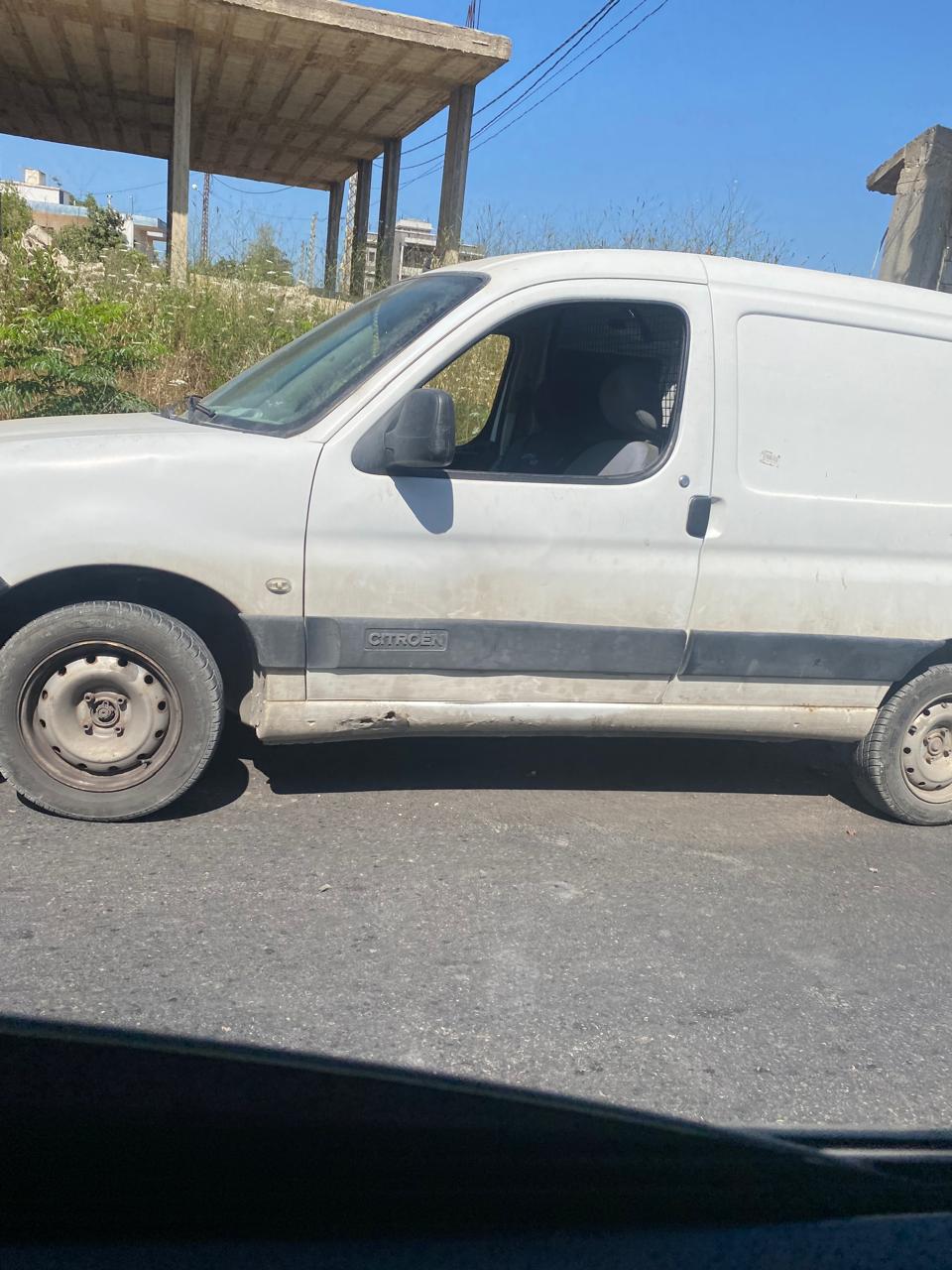 إصابة مواطن جراء استهداف سيارته "رابيد" قرب المدرسة الرسمية في قلاويه