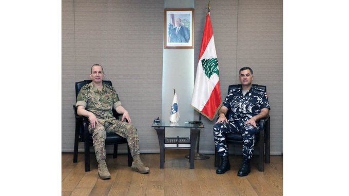 قائد الجيش زار المدير العام لقوى الأمن الداخلي مهنئاً بالعيد الـ164