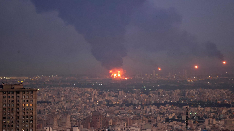 حريق ودخان كثيف في مطار مهرآباد في طهران
