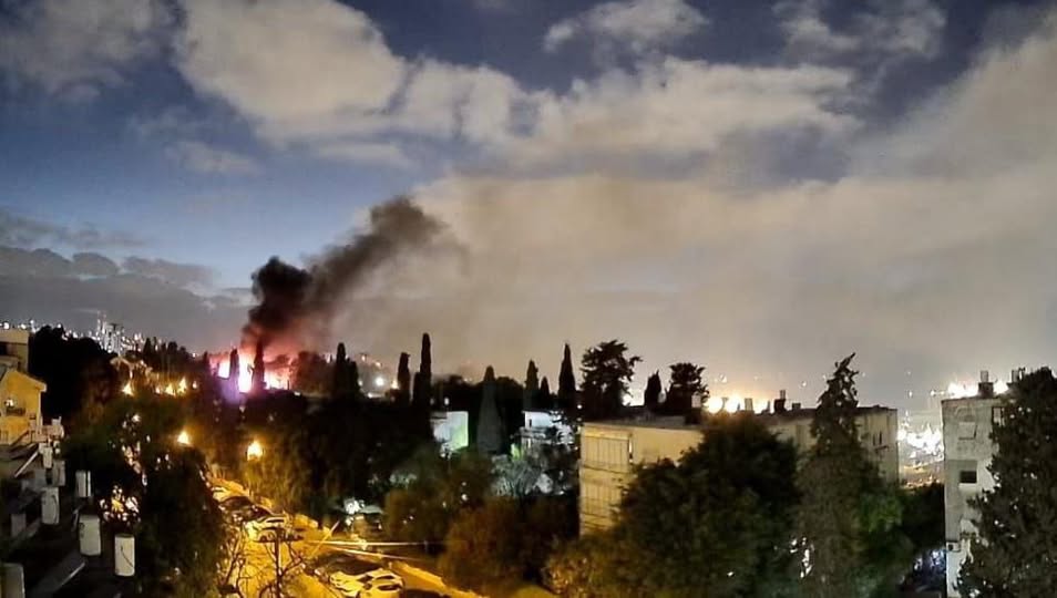 من مكان سقوط أحد الصواريخ في حيفا