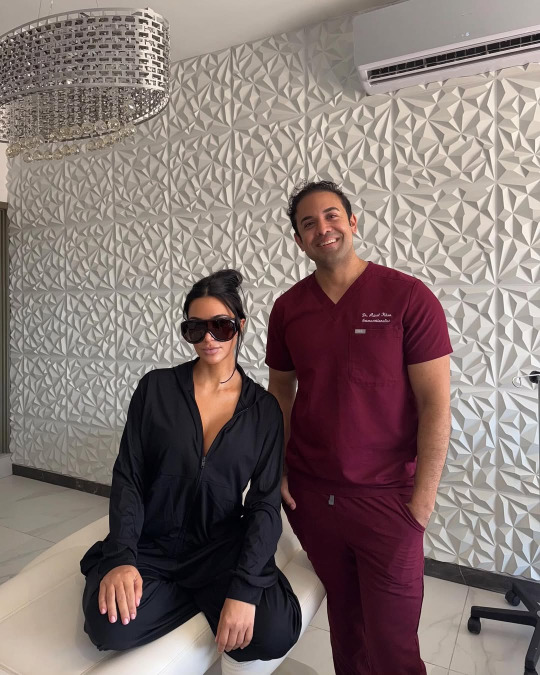 كيم كارداشيان تكشف عن تجربتها مع العلاج بالخلايا الجذعية لتخفيف آلام الظهر والكتف