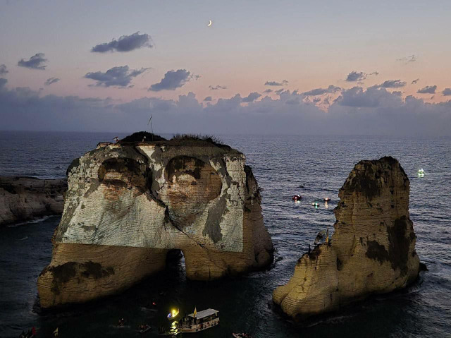 نصرالله وصفي الدين على صخرة الروشة