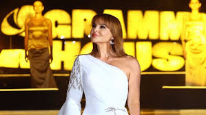 كارول سماحة تفتتح جوائز الغرامي من أهرامات الجيزة بصوت عربي عالمي