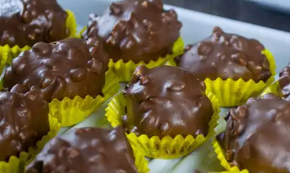 كرات الفول السوداني والشوكولا