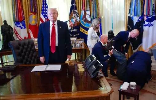 (بالفيديو) أُغمي عليه خلال مؤتمر ترامب الصحافي