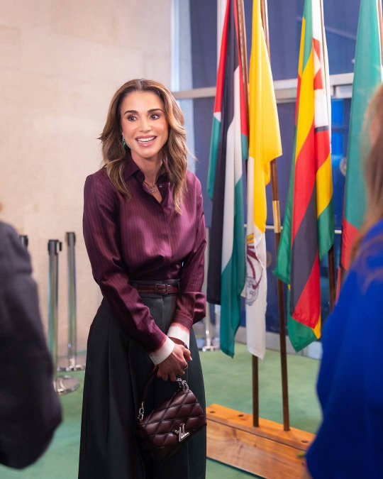 الملكة رانيا: أيقونة الأناقة التي تستبق صيحات خريف 2025 بأسلوب ملكي راقٍ