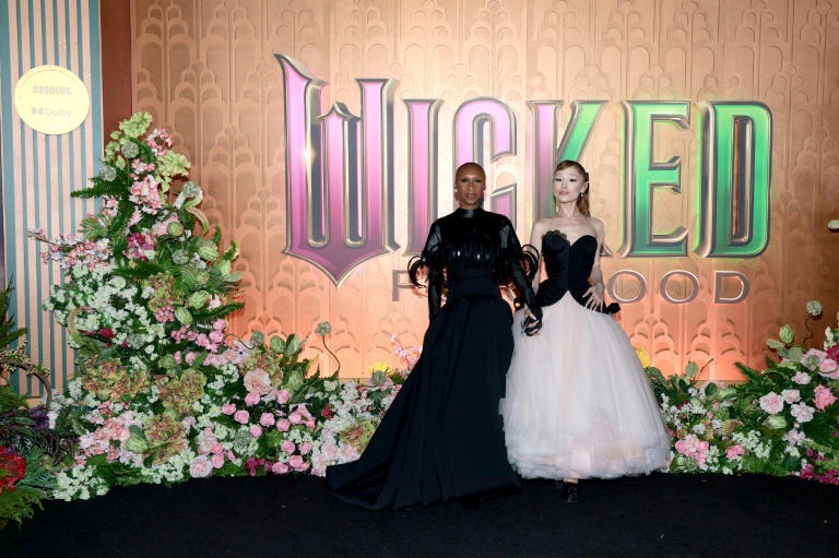 سنغافورة ترحّل أستراليًا بعد اندفاعه لمعانقة أريانا غراندي في عرض 