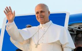 يتم في هذه الاثناء  الاستقبال الرسمي للبابا لاوون  في الخيمة الرسمية في المطار