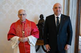 رئيس الجمهورية جوزاف عون قدم لوحة تتضمن أرزة لبنان صممها الفنان نبيل نحاس