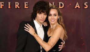 مايلي سايرس تعلن خطوبتها من ماكس موراندو بعد أربع سنوات من الحب