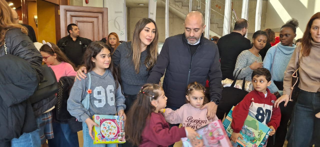 بلدية فرن الشباك تنثر الفرح في عرض ميلادي ساحر