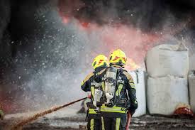 الدفاع المدني يسيطر على حريق اندلع في منزل ببلدة بليدا عقب استهدافه بطائرة مسيّرة مفخخة