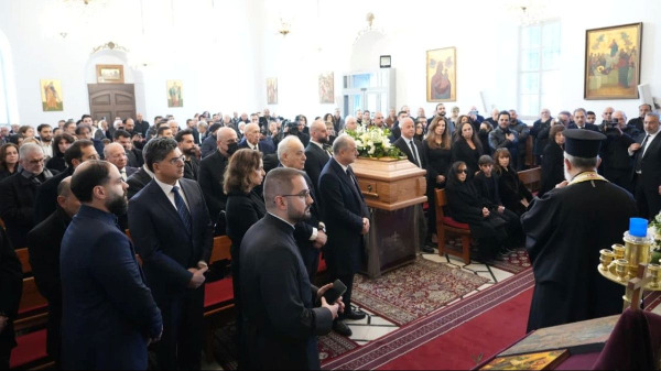 لحظة مغادرة السيدة #فيروز الكنيسة بعد وداع ابنها #هلي_الرحباني