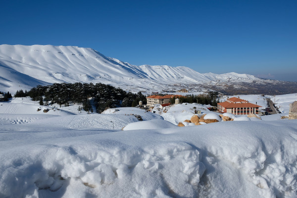 منخفض جوي عالي الفاعلية يسيطر حتى الأربعاء… والثلوج حاضرة غدًا