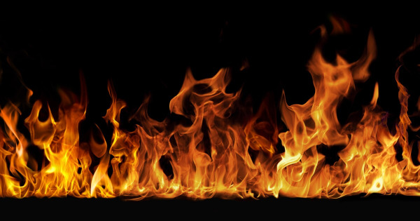 إهماد حريق داخل أحد الأبنية السكنية المرتفعة في صور