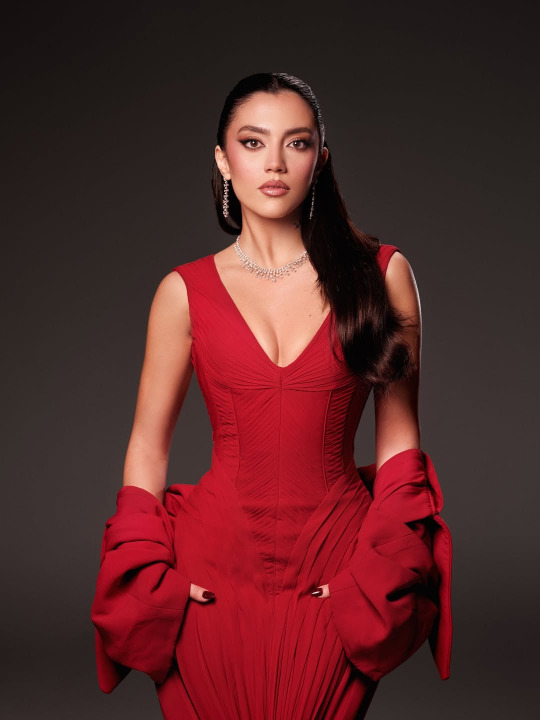 ستيفاني عطاللّه بالأحمر في حفل Joy Awards من تصميم جورج وجاد حبيقة