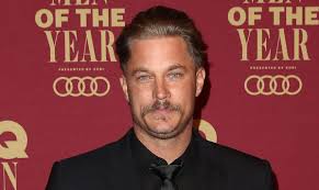 لحظة وصول #ترافيس_فيميل إلى حفل #JoyAwards