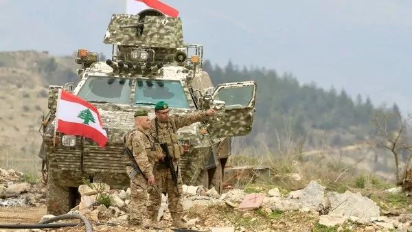 دبابة إسرائيلية تستهدف قوة من الجيش خلال مهمة مشتركة مع 