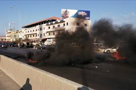 #عسكريون محتجّون يقطعون أوتوستراد #المنية بالإطارات المشتعلة تضامنًا مع تحركات العسكريين المتقاعدين داخل مجلس #النواب