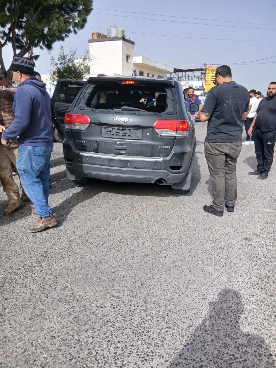 استهداف سيارة على طريق القليلة