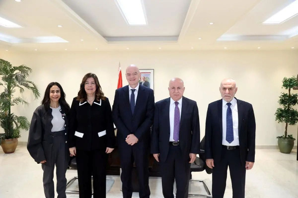 بايراقداريان استقبلت رئيس الفيفا وهنأته على نيله الجنسية اللبنانية