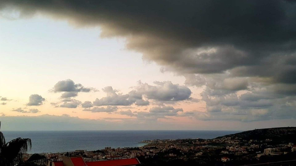 استقرار جوي قصير الأمد: حرارة مرتفعة الجمعة وأمطار ورعد وثلوج مع نهاية الأسبوع