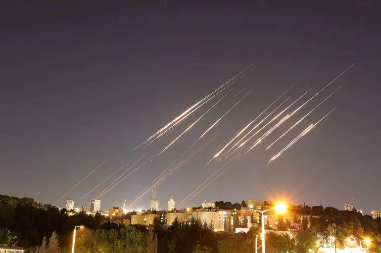 القناة 15 الاسرائيلية: رئيس الوزراء يعقد الآن مناقشة أمنية محدودة بمشاركة وزير الحرب ورئيس الأركان ورئيس الاستخبارات العسكرية ورئيس الموساد