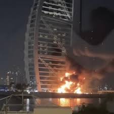 حريق في برج العرب إثر اعتراض مسيّرة إيرانية