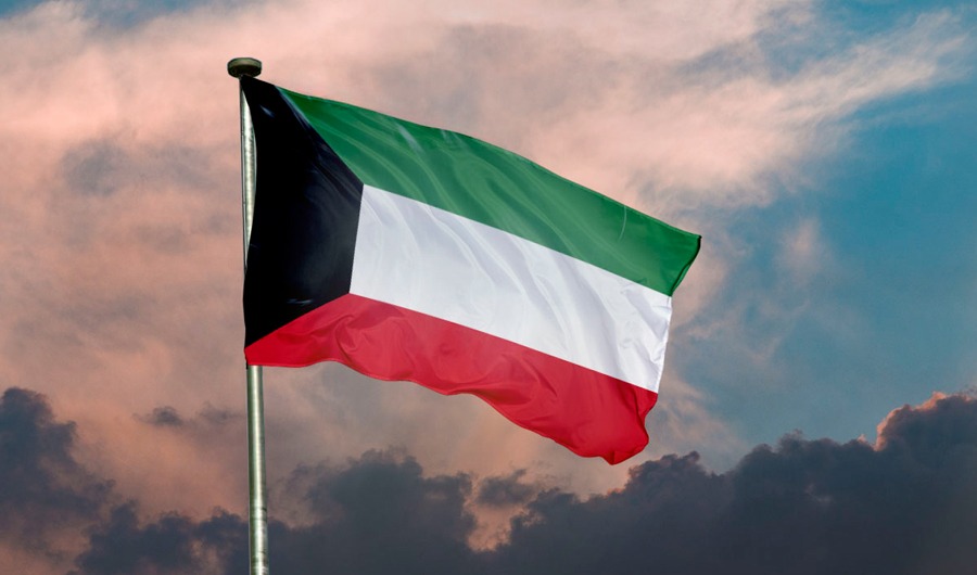 تصاعد الدخان من محطة توليد كهرباء شمال الكويت إثر حريق بسبب سقوط شظية