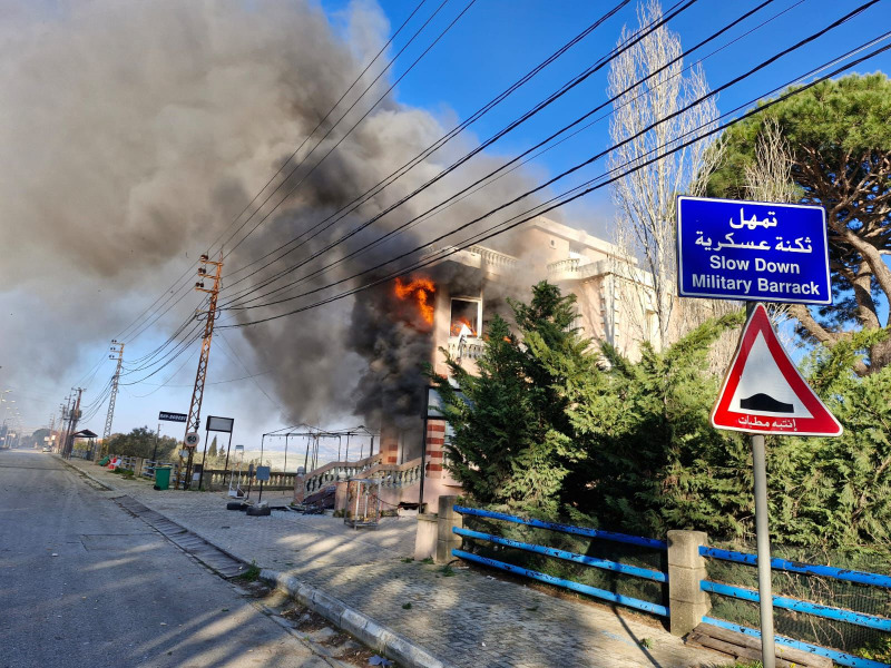 اشتعال النيران في محلات روبير نادر للألبسة في جديدة مرجعيون نتيجة سقوط قذيفة مدفعية في المحلة